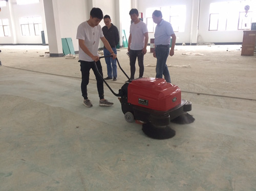 無錫某酒店選擇御衛(wèi)仕手推式掃地車DS905 無錫某酒店選擇御衛(wèi)仕手推式掃地車DS905